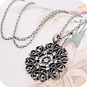 femmes découper pendentif floral