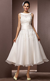 une ligne bateau thé longueur robe de mariée en organza avec une enveloppe