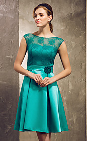 une ligne princesse bateau dentelle robe de demoiselle d'honneur à court / mini en satin