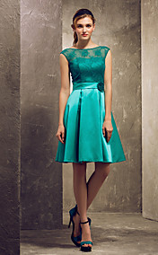 robe de demoiselle d'honneur longueur genou dentelle et satin une robe ligne de bateau