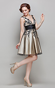 Une ligne de v-cou genou longueur satin stretch et mère de dentelle de la robe de mariée (682 786)