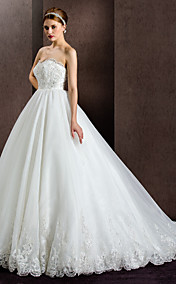 une ligne de dentelle tribunal train sans bretelles et organza et satin robe de mariée