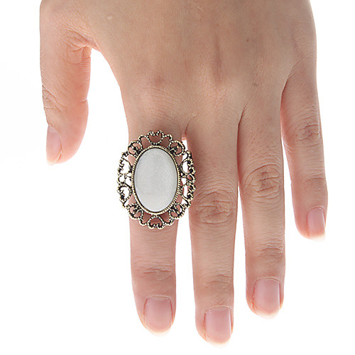 Кольцо с цветочной гравировкой и кристаллом