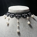 main elegant cristal noir classique avec collier de lolita