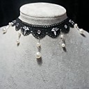 main elegante perle blanche classique avec collier en cristal de lolita