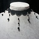 main elegante perle noire classique avec collier en cristal de lolita