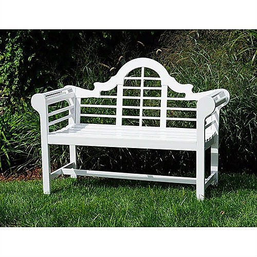 

садовая скамейка на открытом воздухе с решеткой из белого дерева