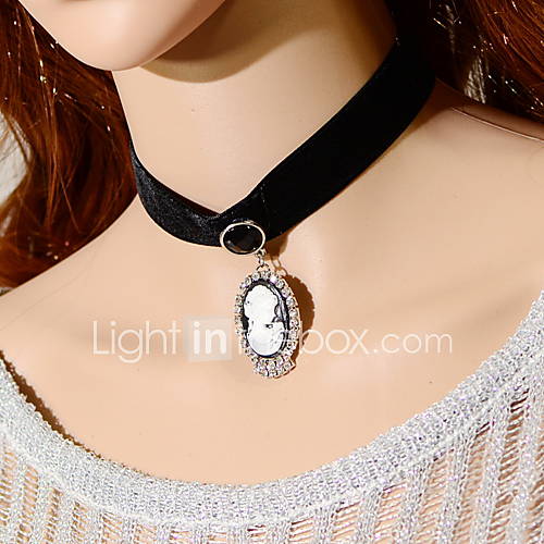 OMUTO Simple Fashion Head Portrait Collarbone Necklace (Black)